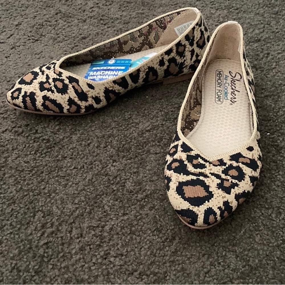 Sketchers leopard print flats